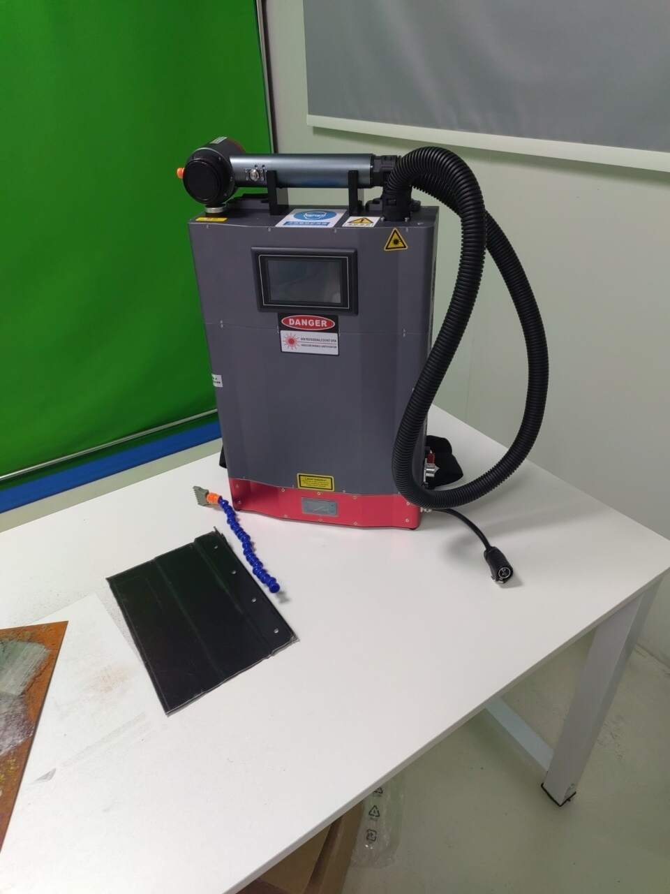 high tech na handheld mini pulse fiber laser cleaning machine 100w para sa pagtanggal ng pananakit ng kalawang ng metal