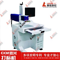 Laser marking machine na may three-axis rotation coding function